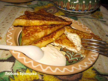 Aperitive de clătite subțiri cu brânză în ucraineană (mandriki), hostess ospitalier
