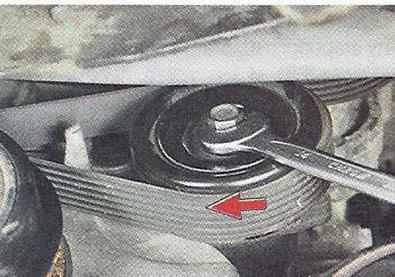 Cseréje egy szivattyút szervokormány autók motorral qr20de Nissan Primera (kormánymű) Cseréje egy szivattyút szervokormány autók motorral qr20de Nissan Primera