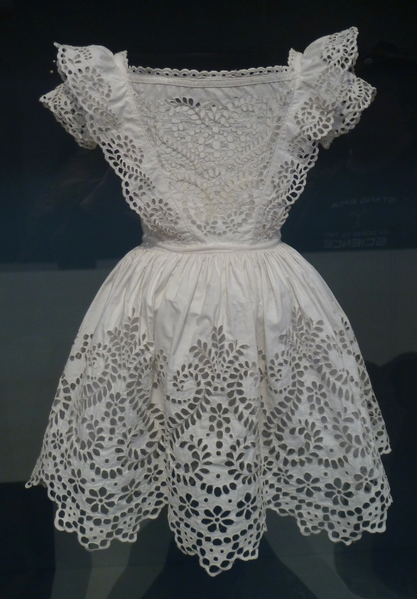 Angol fehér hímzések - Broderie whitework a kezdetektől a modern ruhák