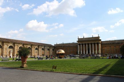 Palatul Apostolic este un complex arhitectural din Vatican, Mira Terra