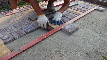 Бруківка бетонна вибір і укладання своїми руками (фото, відео)