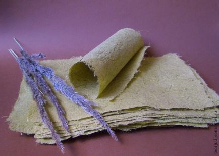 Hârtie realizată manual din iarbă