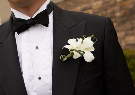 Boutonniere a vőlegény a szalagok, a menyasszony és a vendégek