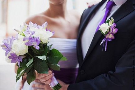 Boutonniere a vőlegény a szalagok, a menyasszony és a vendégek