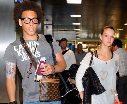 Négylábú barát Witsel megérkezett St. Petersburg egy privát jet