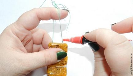 Készíts egy karkötő áttetsző műanyagból (borostyán utánzat)