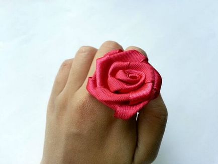 Facem un inel cu un trandafir dintr-o panglică din satin