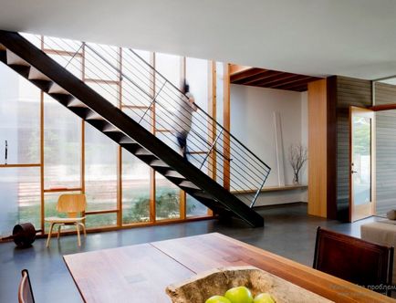 Proiectarea de scări metalice pentru o casă de țară la etajul al doilea
