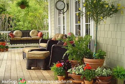 Proiectarea verandei într-o casă privată, o casă frumoasă și o grădină