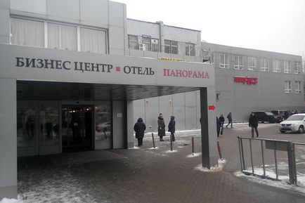 Accesați centrul de afaceri Omega Plaza de la metroul Avtozavodskaya