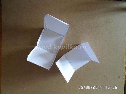 Ház papírból kezével a művészet origami