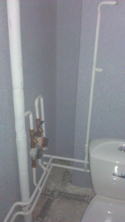 Raport de fotografie privind repararea toaletei într-o clădire nouă cu boiler, dulap și instalare (30 fotografii)