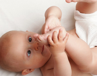 Немовля сильно махає руками і ногами - чи варто турбуватися, ru-babyhealth