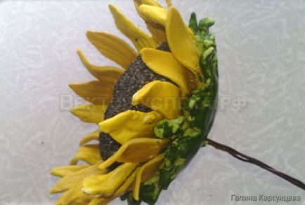 Făcând o floarea-soarelui din porțelan rece