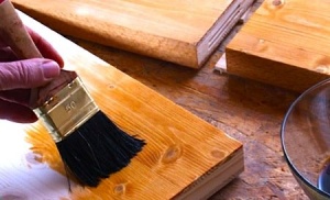 Cum și ce să picteze o scară din lemn în casă