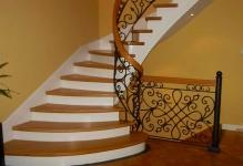 Hogyan kell festeni a lépcsőn a ház fotó a két szín, festmény állapotok lakk, sötét falak, a második emeleten