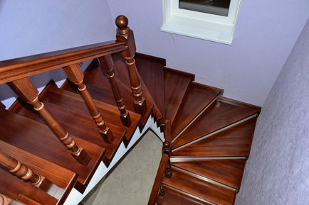 Hogyan kell festeni a lépcsőn a ház fotó a két szín, festmény állapotok lakk, sötét falak, a második emeleten