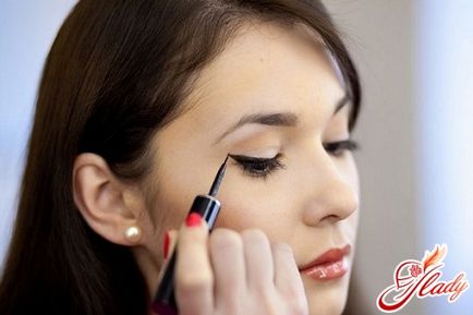 Cum se utilizează eyeliner