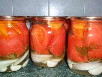 Как да се готви на домати за зимата в Чехия с лук - домати за храната зима 1001