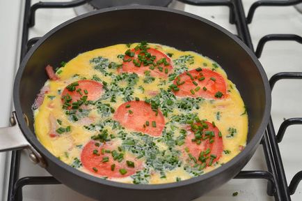 Főzni egy omlettet szalonnával paradicsommal és zöldhagymával