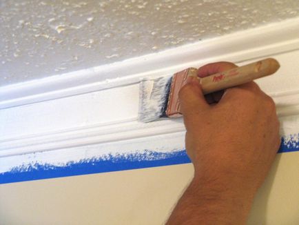 Cum să lipiți un plin de tavan din polistiren corect