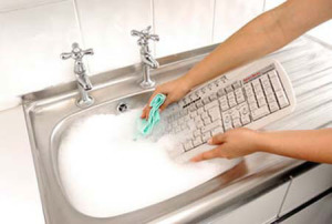 Как да почистите вашия собствен клавиатура у дома, жени изпитват