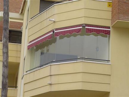 Cum se instalează pe balcon protecția invizibilă de ploaie și praf