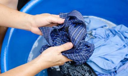 Cum să eliminați o pată din păpădie din haine