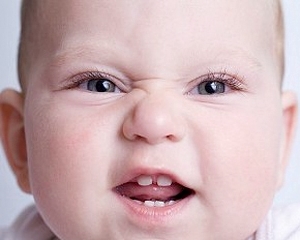 Tuse și nas curbat cu dentiție la copii