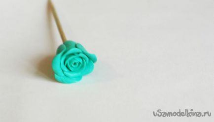 Colier din plastic cu trandafiri