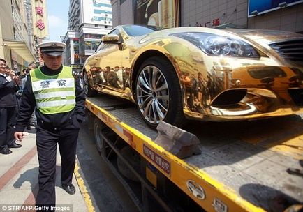 Confiscarea mașinii de aur (6 fotografii)