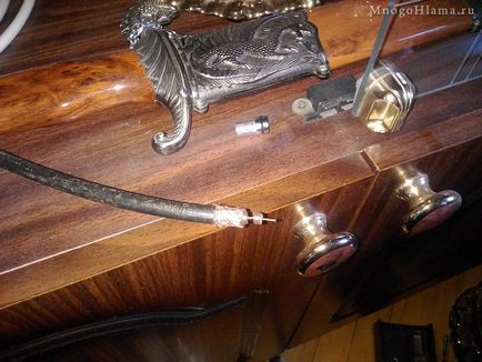 Whiling el az antenna kábelt az elosztót, és az így kapott kép rángatózás és van zaj a (rángatózás) Whiling el az antenna kábelt az elosztót, és ennek eredményeként a kép rándulások és zaj jelenik meg