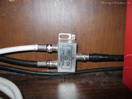 Whiling el az antenna kábelt az elosztót, és az így kapott kép rángatózás és van zaj a (splitter) Whiling el az antenna kábelt az elosztót, és ennek eredményeként a kép rándulások és zaj jelenik meg