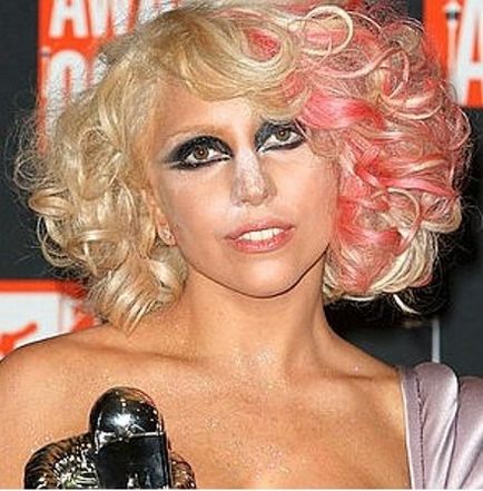Tunsori scurte cu bretele de la Lady Gaga fotografie