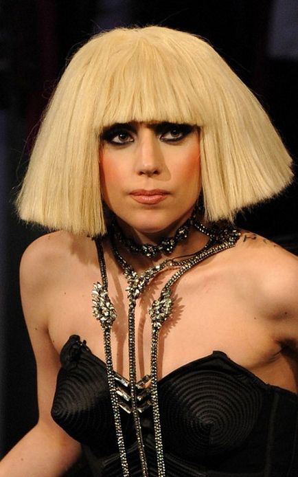 Tunsori scurte cu bretele de la Lady Gaga Photo