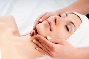 Masajul facial al masajului limfatic - ne îndreptăm conturul feței, îndepărtăm a doua bărbie și scăpăm de