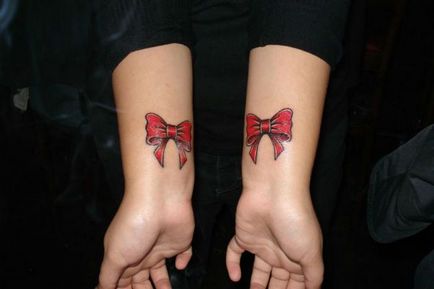 Малки татуировки на китката за момичета (снимка)