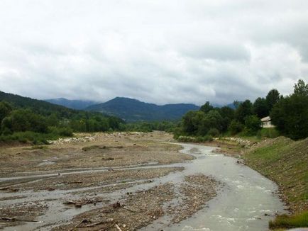 Școala și cascada Manyava (Ivano-Frankivsk-Maniava - obiective turistice, ce să vezi,