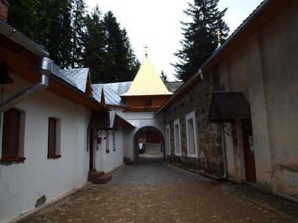 Manyavsky remeteség és vízesés (Ivano-Frankivsk-Manyava - látványosságok, mit kell látni,