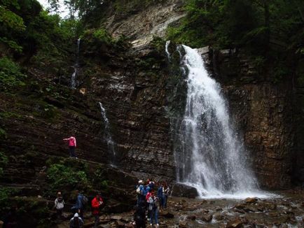 Școala și cascada Manyava (Ivano-Frankivsk-Maniava - obiective turistice, ce să vezi,