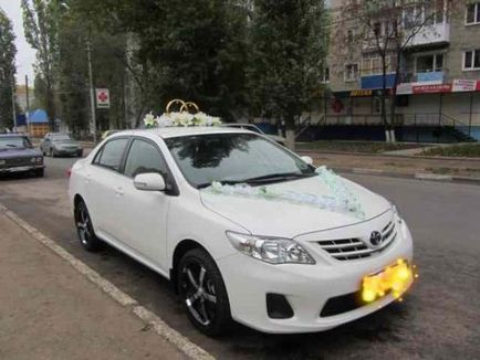 Az autó az esküvő - fehér Toyota Corolla (Toyota Corolla) - Esküvői autók kölcsönzése