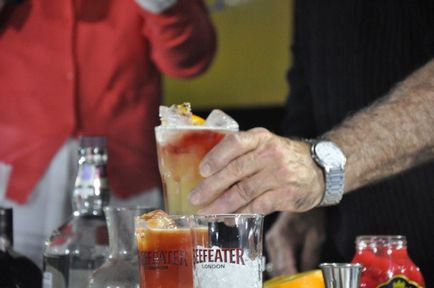 Mixology Dale DeGroff kijevi műhelyben, mielőtt a végső mixology verseny 2012-ben, a kanál!