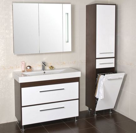 Szerelt tükör és sarok szekrények a fürdőszobában, a mosogató és beépített változatok