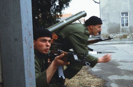 Viziunea obiectivă a 10 fotografi militari moderni