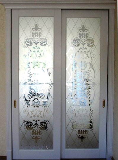 Особливості скляного декору на прикладі міжкімнатних дверей види, техніки, гости по безпеці