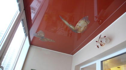 Befejező a mennyezet egy erkély (plafon) Befejező a mennyezet egy erkélyen
