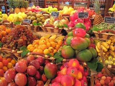 Овочі фрукти в магазині біля будинку - правильна викладка в овочевому відділі