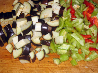 Növényi pörkölt padlizsán, burgonya és paprika