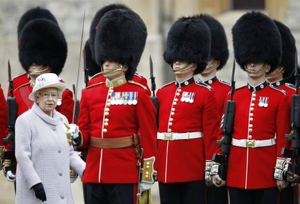 De ce uniforma militară engleză are o culoare roșie