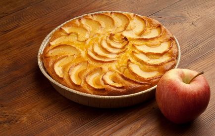 A recept egyszerű és gyors sütemény almával, a választás a titkok